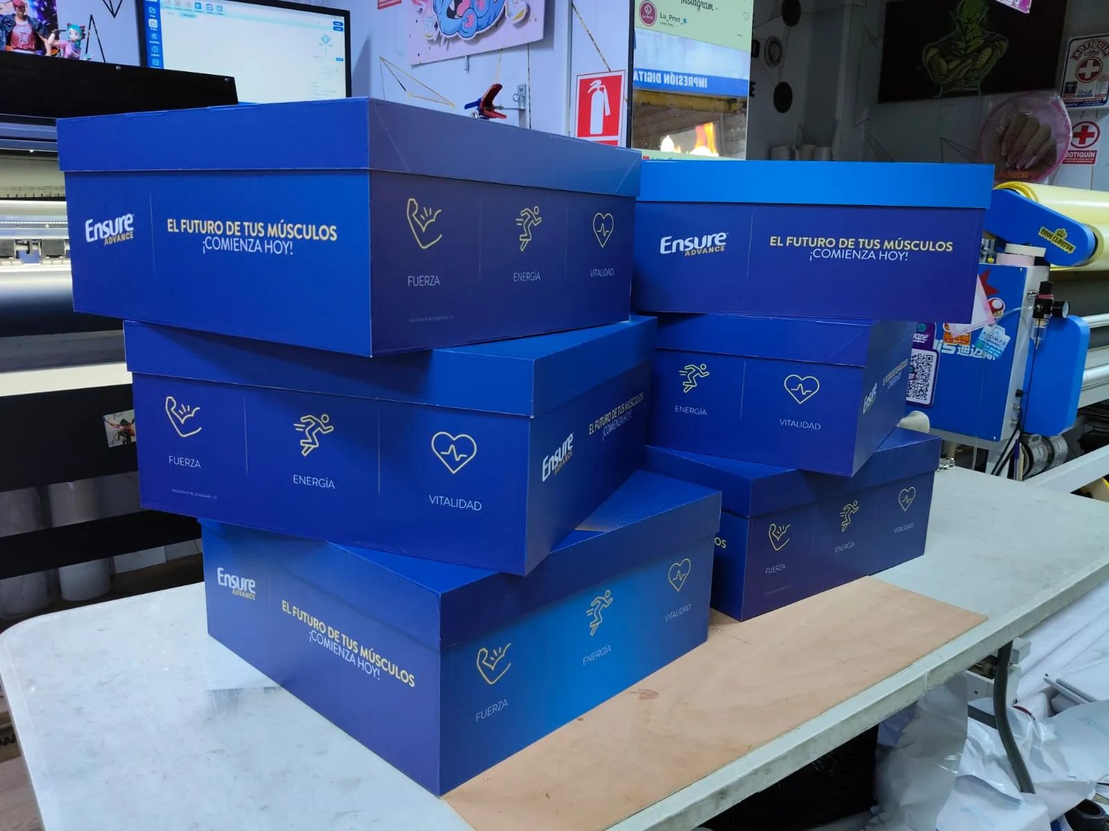 Estructuras y cajas impresas terminadas para una activación de marca