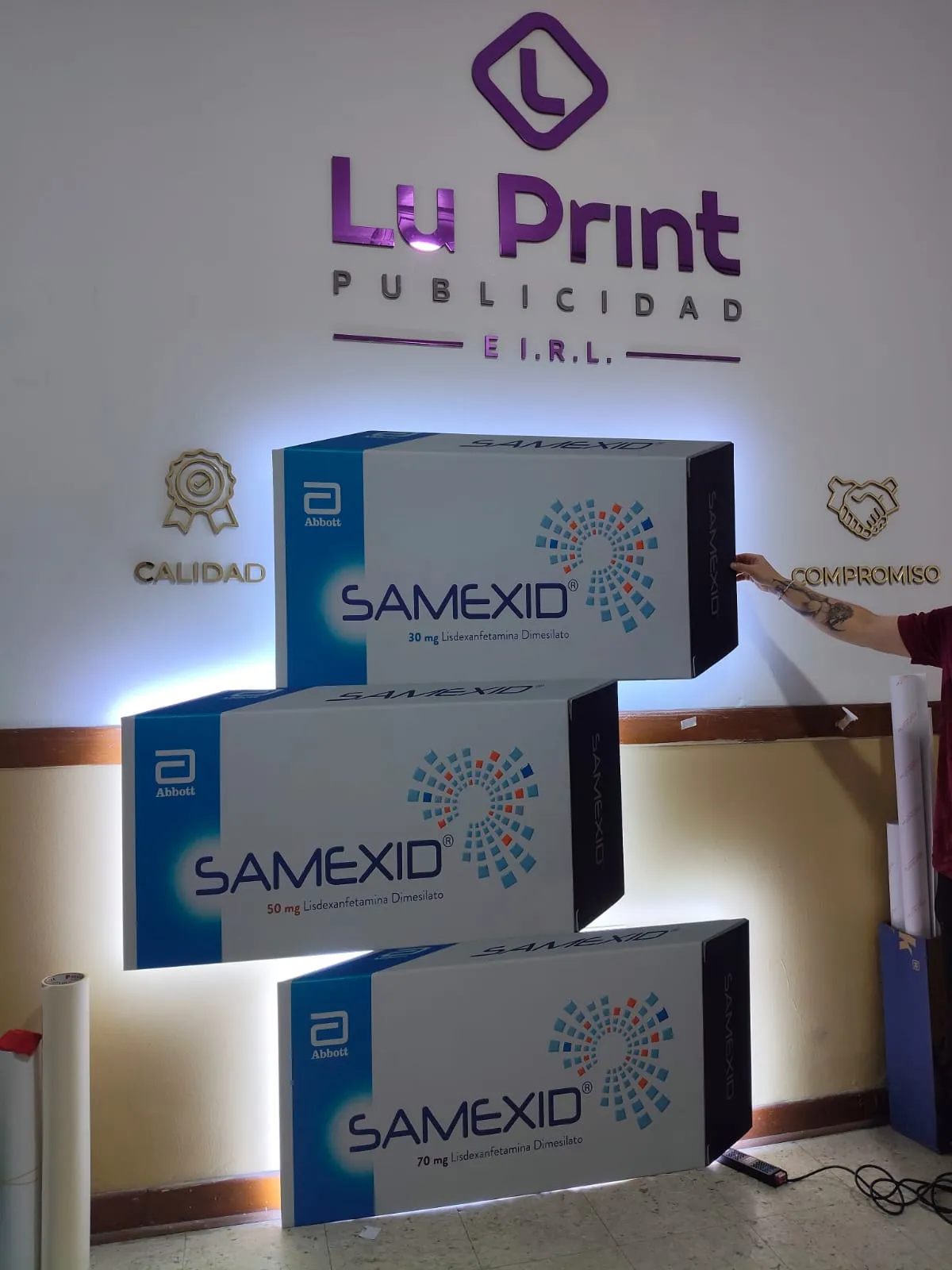 Cajas volumétricas con presencia luminosa para exhibición de marca.