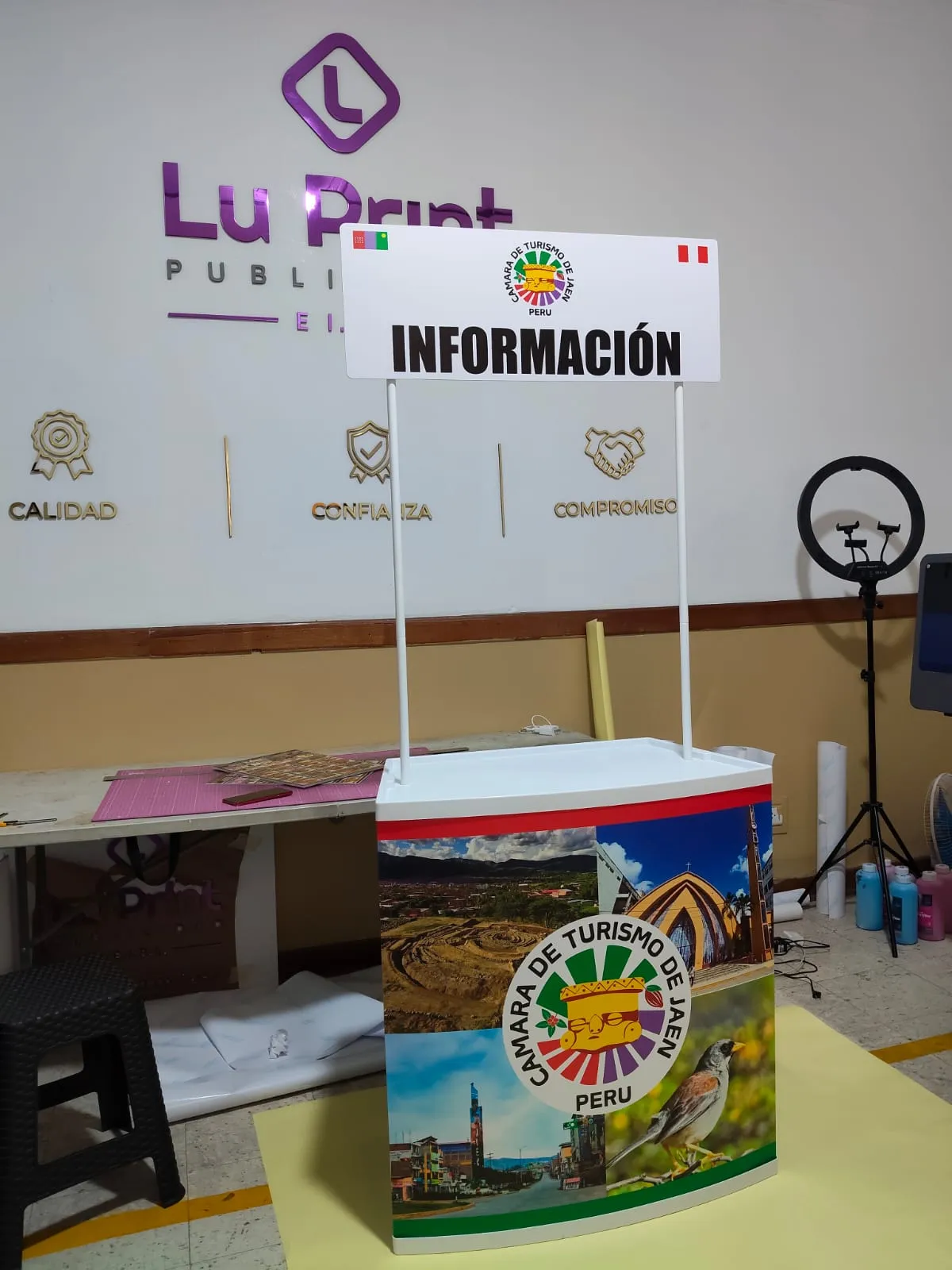 Stand informativo con paneles gráficos y señalización instalada