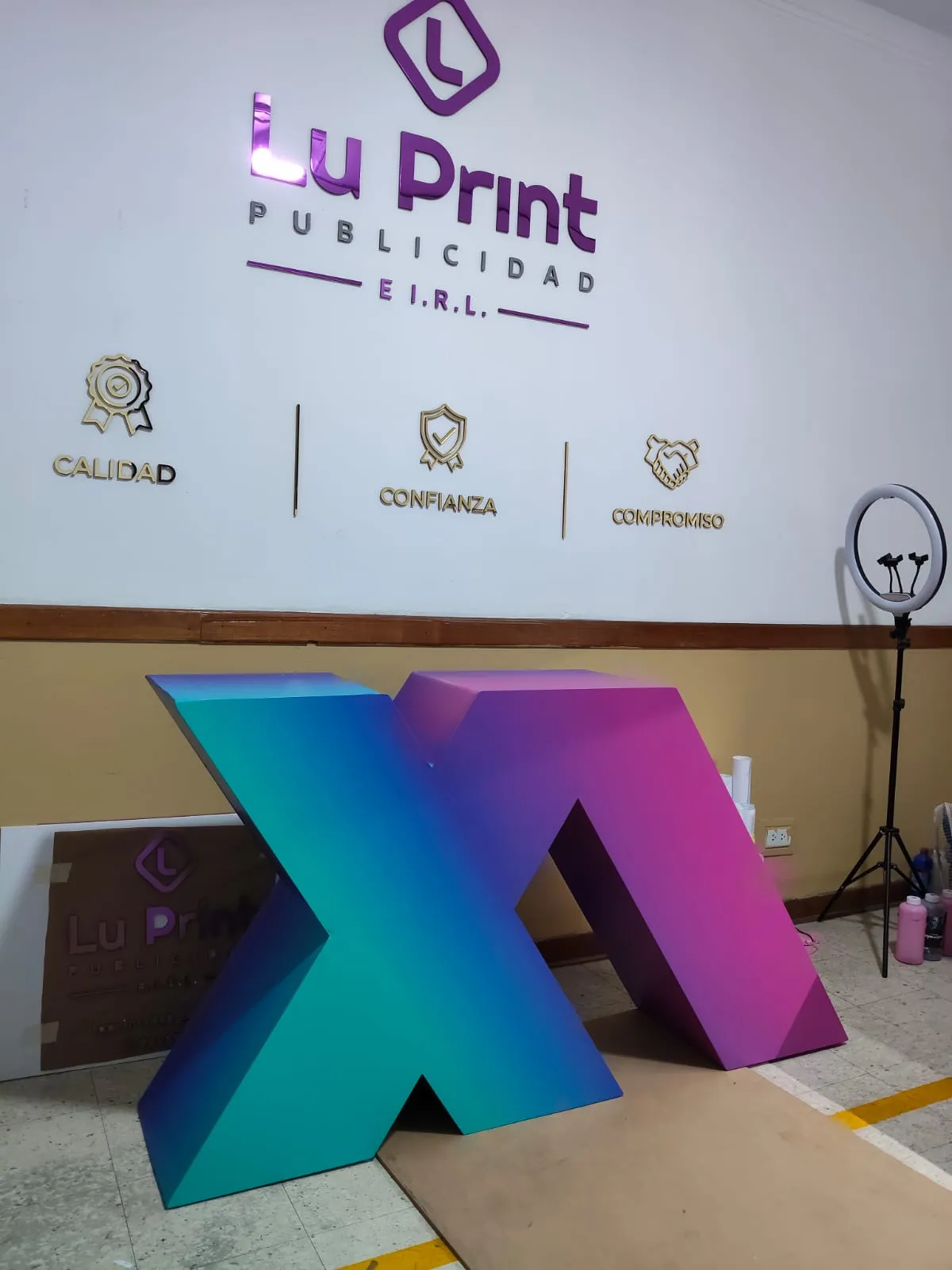 Letras y piezas corpóreas de gran formato durante su instalación.